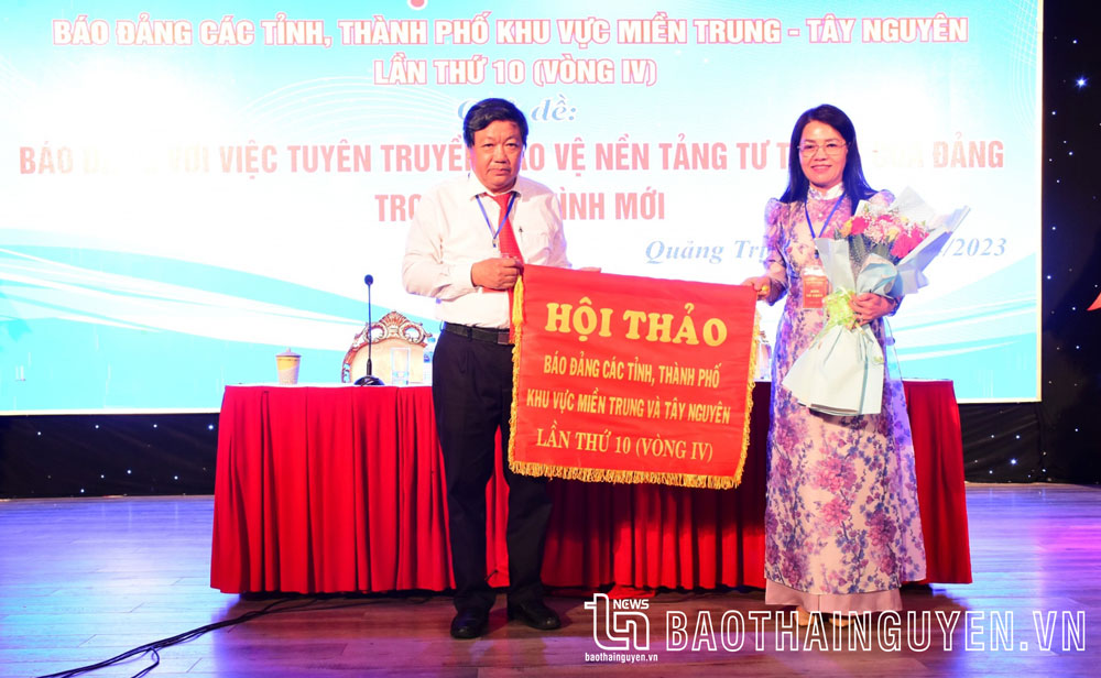 Ban Tổ chức trao Cờ luân lưu cho đơn vị đăng cai Hội thảo báo Đảng các tỉnh, thành phố khu vực miền Trung - Tây Nguyên lần thứ 11 (vòng IV) vào năm 2024 cho Báo Lâm Đồng.