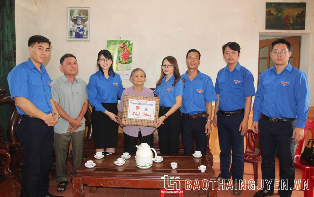 Tổ chức đoàn thể của Công ty CP Thương mại Thái Hưng thăm, tặng quà gia đình chính sách trên địa bàn tỉnh.