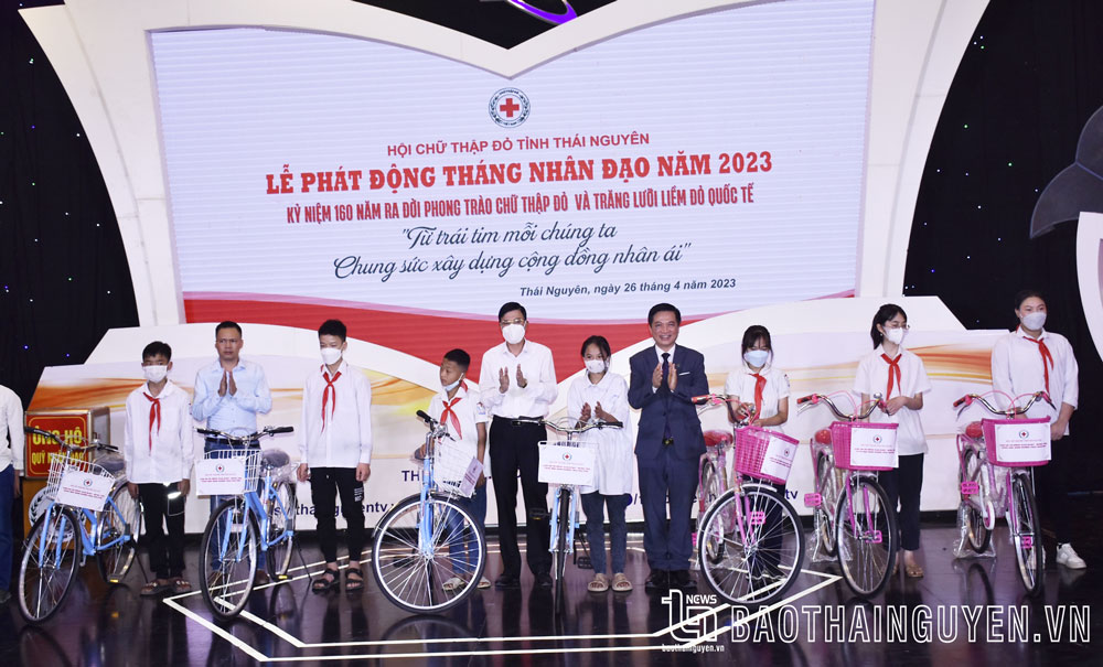 Trao tặng xe đạp cho học sinh nghèo vượt khó.
