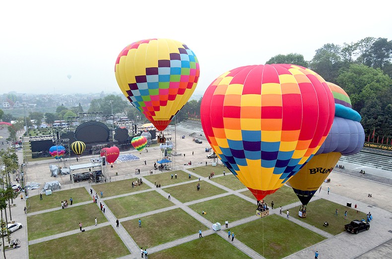 Khinh khí cầu đủ màu sắc trên bầu trời thành phố Tuyên Quang.