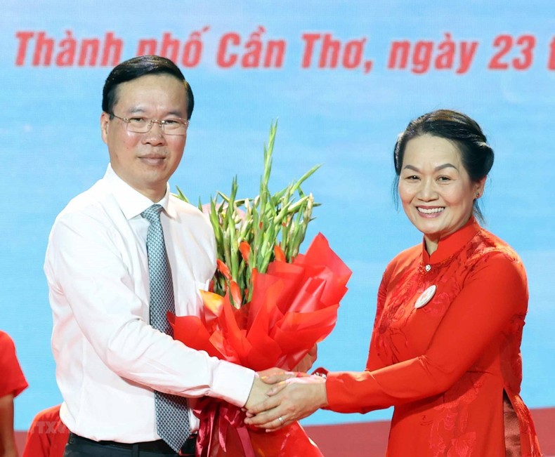 Bà Bùi Thị Hòa gắn Huy hiệu Chữ thập Đỏ và tặng hoa chúc mừng Chủ tịch nước Võ Văn Thưởng làm Chủ tịch danh dự Hội Chữ thập Đỏ Việt Nam. (Ảnh: TTXVN)