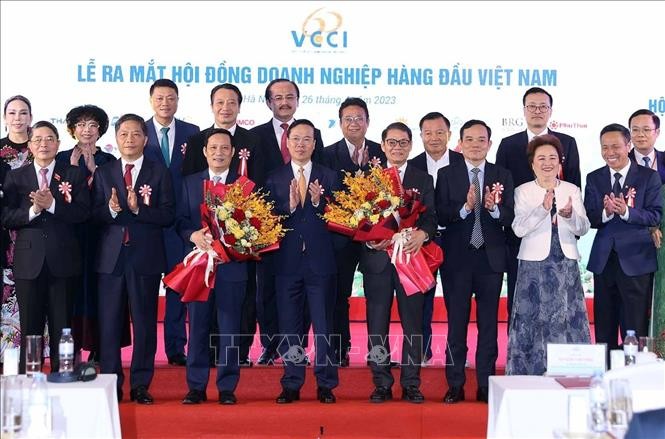 Chủ tịch nước Võ Văn Thưởng chúc mừng các doanh nghiệp tại Lễ ra mắt Hội đồng Doanh nghiệp hàng đầu Việt Nam.
