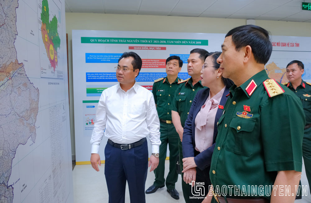Các đại biểu tham quan khu trưng bày hệ thống bản đồ Quy hoạch tỉnh Thái Nguyên.