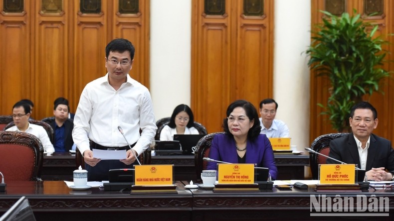 Đại diện lãnh đạo Ngân hàng Nhà nước Việt Nam trình bày báo cáo.