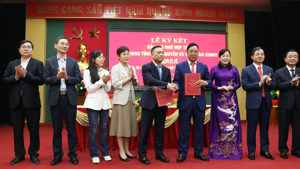 Đầu tháng 3/2023, Tập đoàn Sunny đã ký bản ghi nhớ hợp tác mở rộng sản xuất, kinh doanh với số vốn đầu tư dự kiến từ 2-2,5 tỷ USD vào khu công nghiệp Yên Bình. Trong ảnh: Các đại biểu thực hiện ký kết Bản ghi nhớ hợp tác giữa tỉnh Thái Nguyên và Tập đoàn Sunny. (Ảnh T.L)