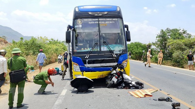 Hiện trường vụ tai nạn giao thông trên tuyến Quốc lộ 27 đoạn qua địa bàn xã Quảng Sơn, huyện Ninh Sơn, tỉnh Ninh Thuận ngày 29-4. (Ảnh: TTXVN phát)