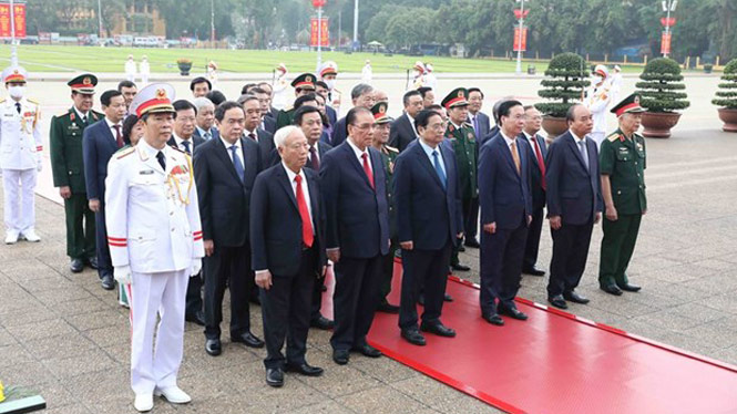 Các lãnh đạo, nguyên lãnh đạo Đảng, Nhà nước thành kính tưởng nhớ Chủ tịch Hồ Chí Minh. (Ảnh: Minh Đức/TTXVN)