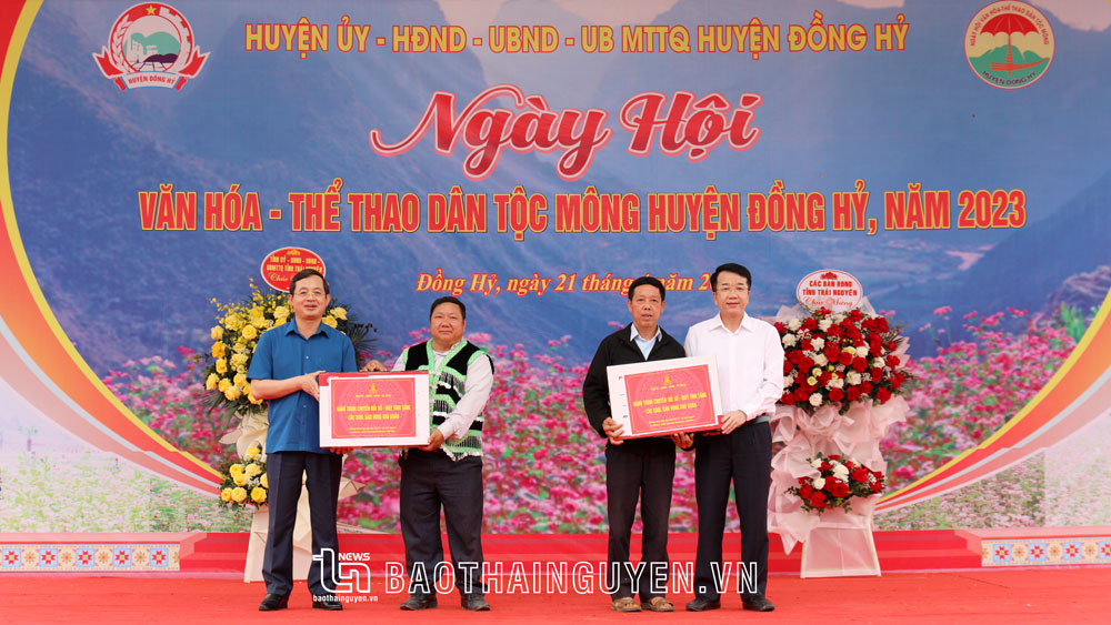 Các đồng chí lãnh đạo tỉnh tỉnh trao tặng 2 bộ máy tính cho người dân xóm Trung Sơn, xã Quang Sơn và xóm Lân Quan, xã Tân Long.