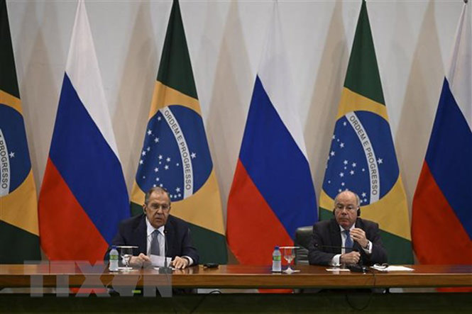 Ngoại trưởng Brazil Mauro Vieira (phải) và Ngoại trưởng Nga Sergei Lavrov (trái) tại cuộc họp báo chung ở Brasilia, Brazil, ngày 17/4/2023. (Ảnh: AFP/TTXVN)