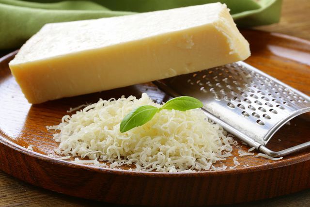 Phô mai bào parmesan giúp đẹp mắt lại thêm vị ngậy, thơm ngon.