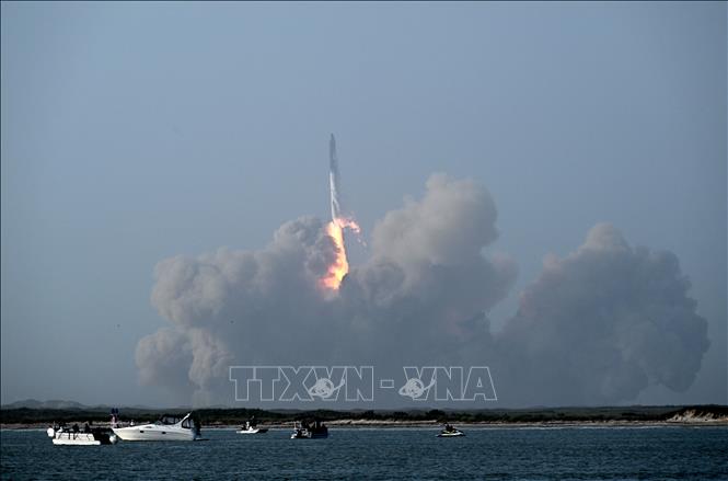 Tàu vũ trụ Starship thế hệ mới được phóng từ Sân bay vũ trụ Starbase của SpaceX ở Boca Chica, bang Texas, Mỹ, ngày 20/4/2023. Ảnh: AFP/TTXVN