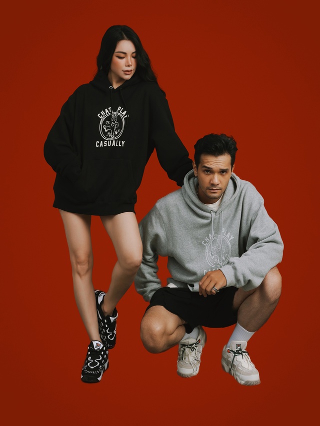 Với item áo hoodie, người đẹp phối cặp màu đen - xám cùng các phụ kiện đồng điệu toát lên phong thái năng động, tràn đầy sức sống.