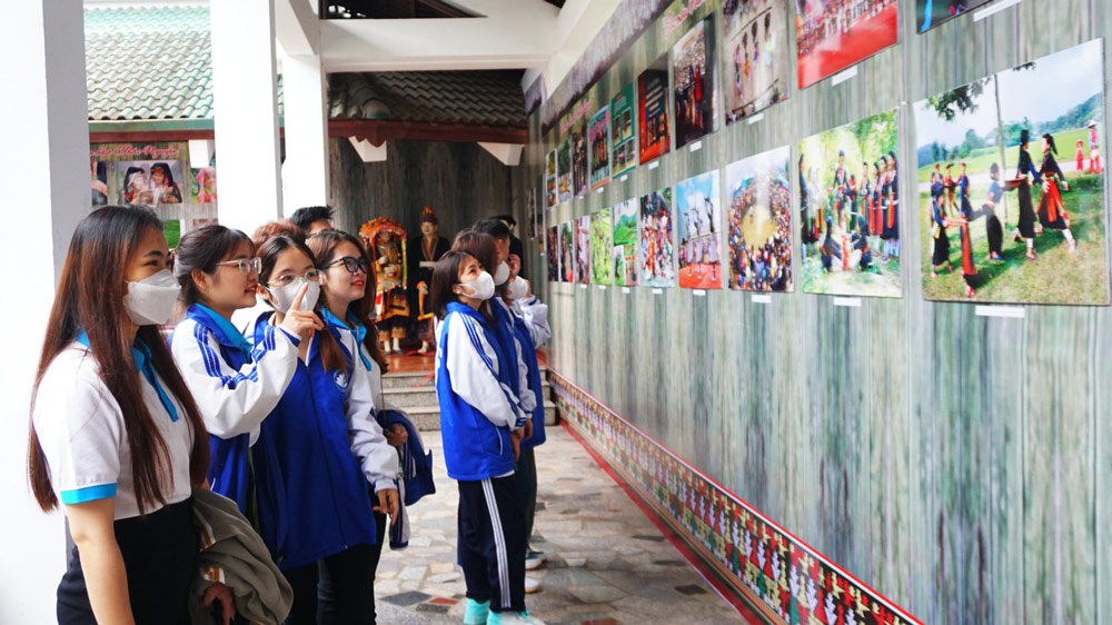 Các đại biểu tham quan tại triển lãm Sắc màu văn hoá Thái Nguyên.