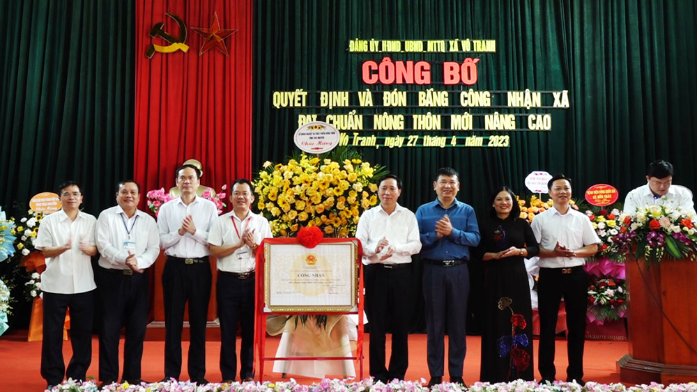 Lãnh đạo Sở NN&PTNT tỉnh Thái Nguyên trao bằng công nhận đạt chuẩn NTM nâng cao cho xã Vô Tranh.