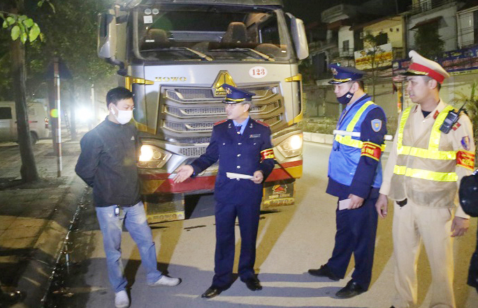 Tổ công tác đặc biệt Công an thành phố Hà Nội kiểm tra một trường hợp chủ xe container có dấu hiệu chở quá khổ, quá tải.