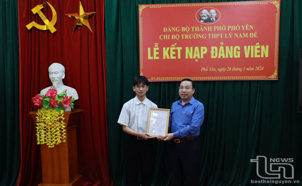 Em Nguyễn Văn Toàn (lớp 12B1) là học sinh đầu tiên của Trường THPT Lý Nam Đế được kết nạp Đảng.