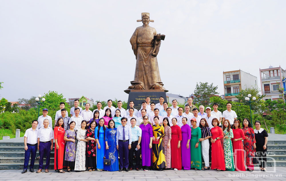 Các học viên và giảng viên tham quan thực tế tại Đền thờ Tiến sĩ Thân Nhân Trung, ở làng Yên Ninh, thị trấn Nếnh, thị xã Việt Yên, tỉnh Bắc Giang.