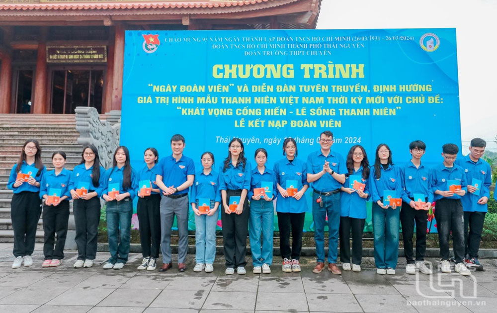 Thành đoàn Thái Nguyên tổ chức chương trình “Ngày đoàn viên” và diễn đàn tuyên truyền, định hướng hình mẫu thanh niên Việt Nam thời kỳ mới với chủ đề “Khát vọng cống hiến - lẽ sống thanh niên”, kết nạp đoàn viên mới. Ảnh: Thu Nga