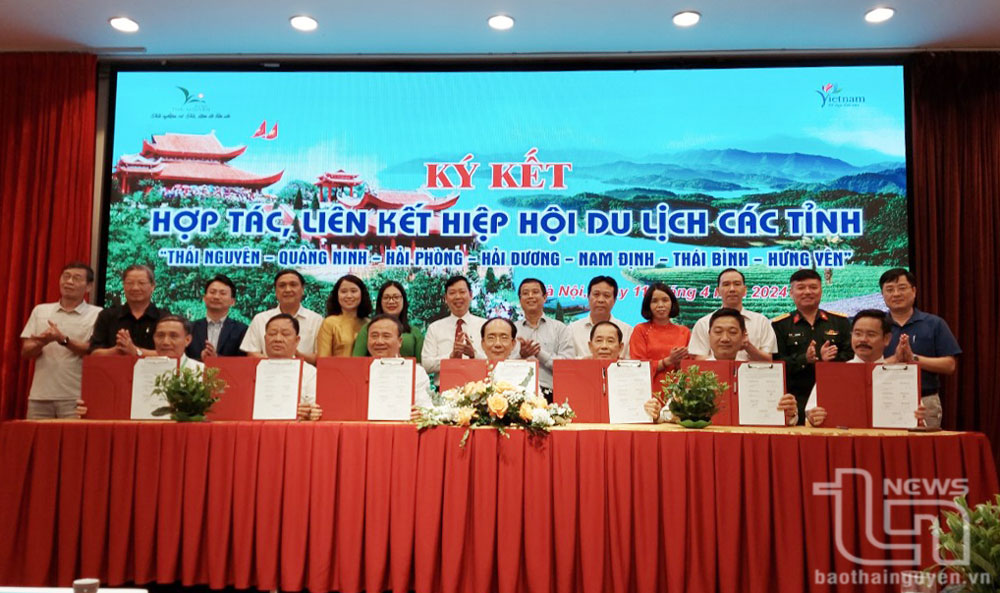 7个旅游协会代表共同签署旅游开发合作协议