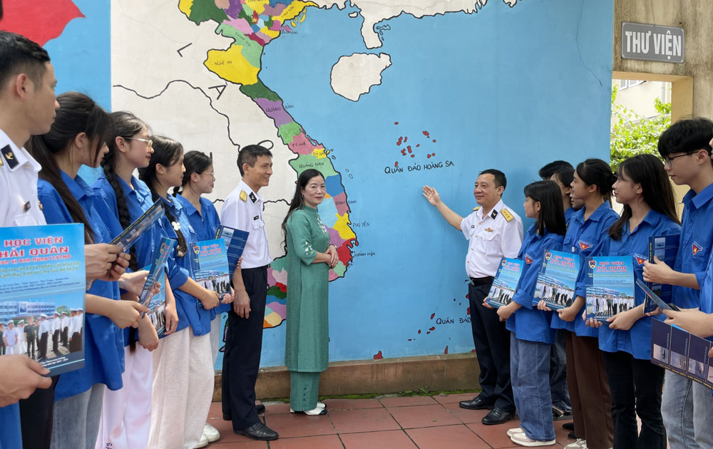 Cán bộ Cục Kỹ thuật Hải Quân truyền đạt về chủ quyền biển đảo cho giáo viên và học sinh Trường THPT Định Hóa.