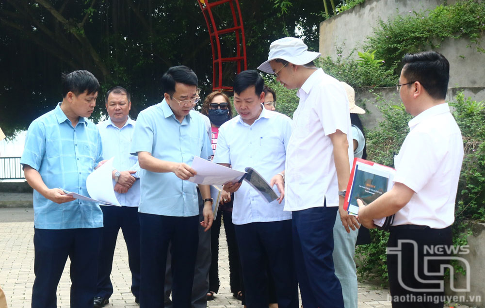 Đồng chí Phó Chủ tịch UBND tỉnh Nguyễn Thanh Bình kiểm tra công tác chuẩn bị cho chương trình khai mạc Mùa du lịch. 