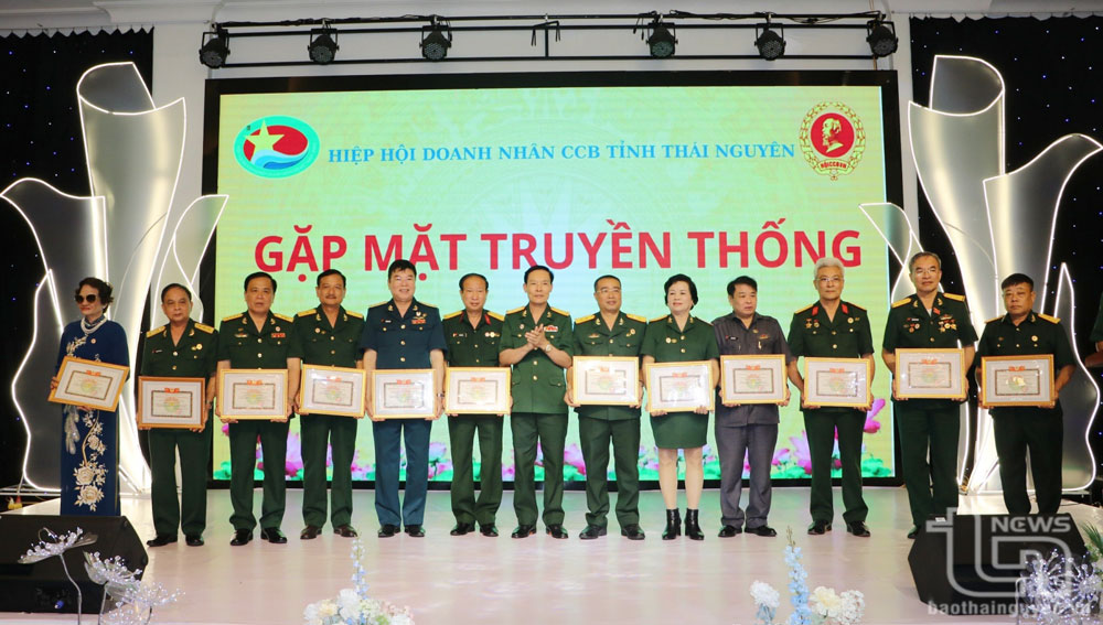 Lãnh đạo Hội Cựu chiến binh tỉnh trao chứng nhận của Trung ương Hội Cựu chiến binh Việt Nam tặng danh hiệu Hội viên sản xuất, kinh doanh giỏi năm 2023.