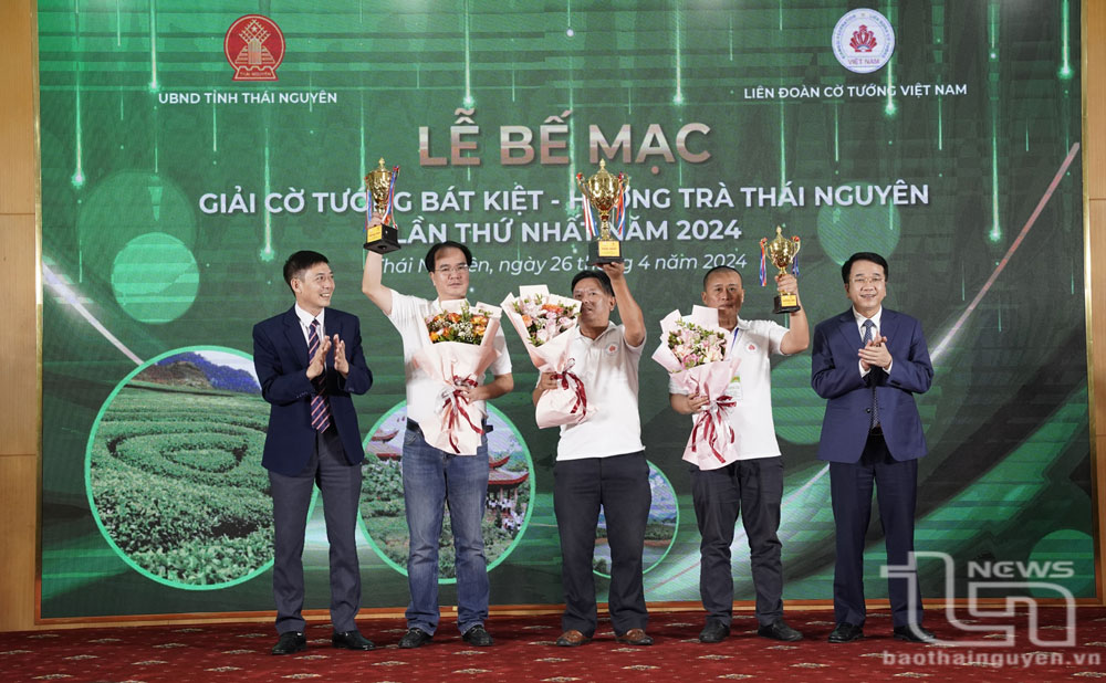 Đồng chí Phó Chủ tịch UBND tỉnh Thái Nguyên Nguyễn Thanh Bình (bìa phải) cùng lãnh đạo Liên đoàn Cờ tướng Việt Nam trao giải cho các kỳ thủ.