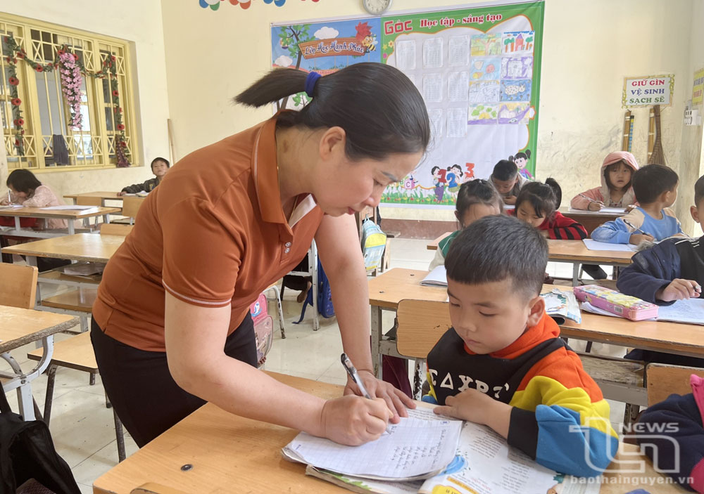 Cô giáo Hoàng Thị Kiều hướng dẫn học sinh lớp 1C (Điểm trường Mỏ Ba, Trường Tiểu học Tân Long, Đồng Hỷ) trong giờ học Tiếng Việt.