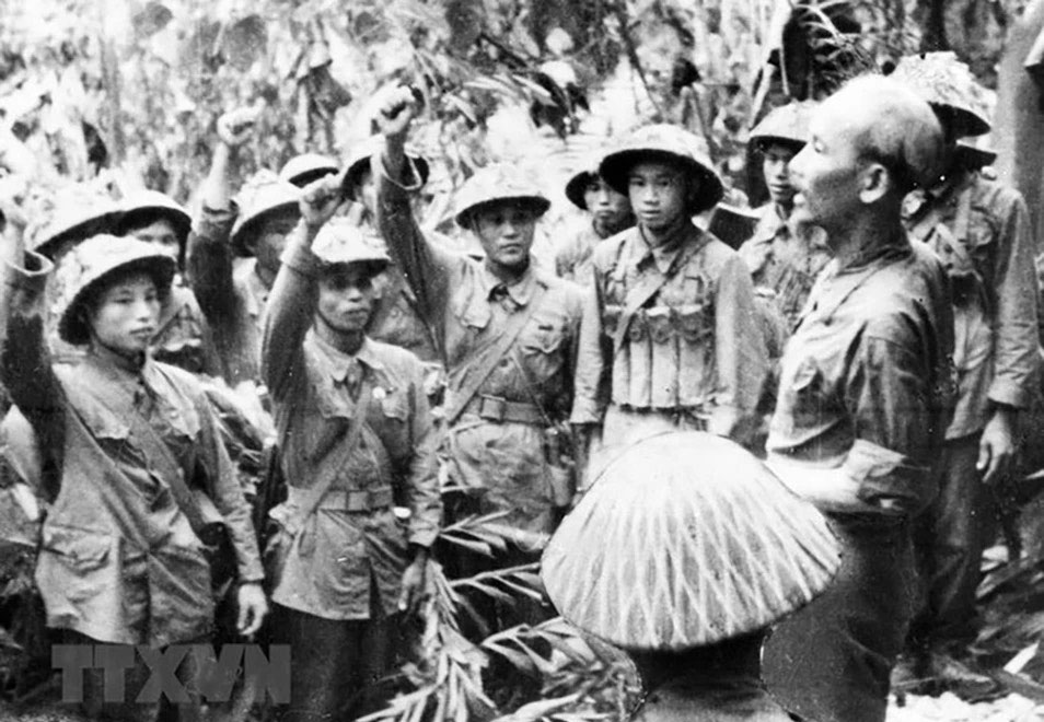 Chủ tịch Hồ Chí Minh đến thăm và nói chuyện với một đơn vị bộ đội tham gia Chiến dịch Điện Biên Phủ năm 1954. (Ảnh tư liệu: TTXVN)