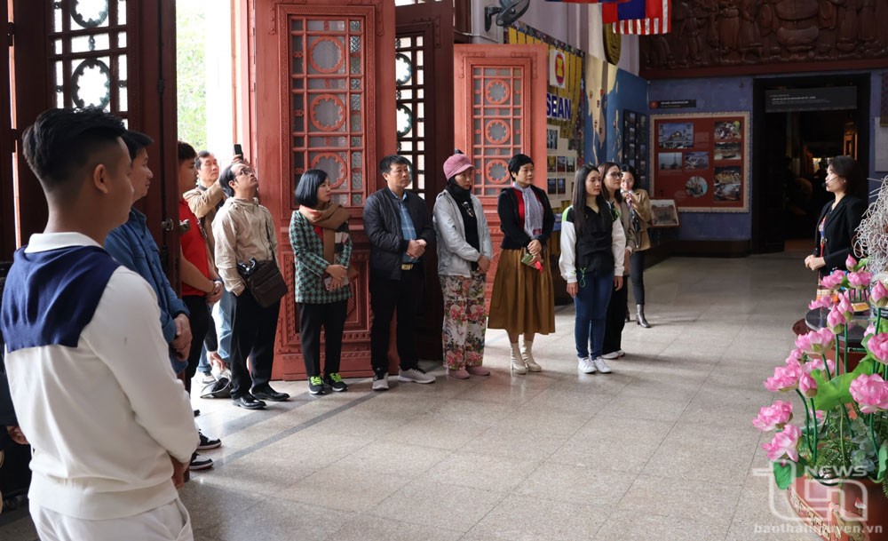 Du khách tham quan Bảo tàng Văn hóa các dân tộc Việt Nam.