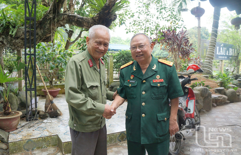 Ông Nguyễn Hữu Vượng (bên trái) gặp mặt đồng đội tham gia Chiến dịch Hồ Chí Minh.