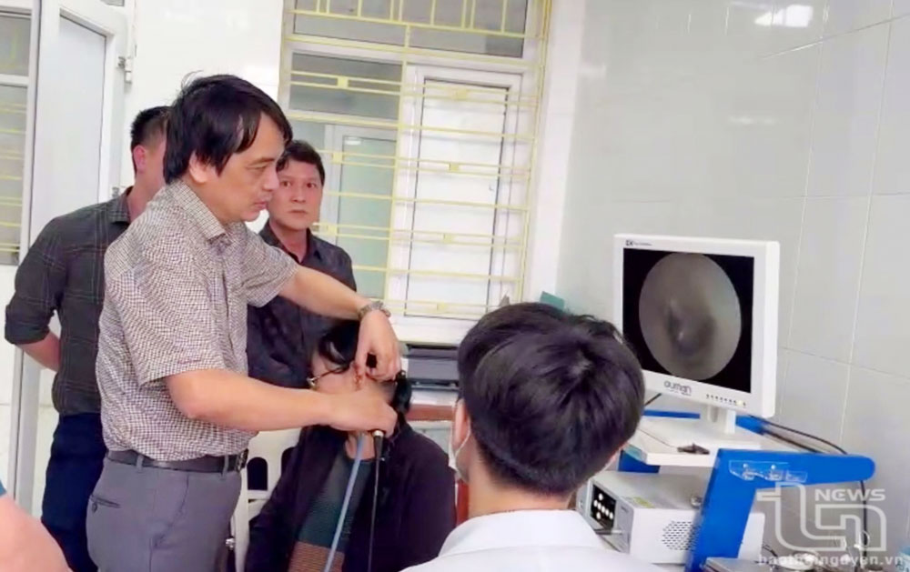 PGS.TS.BSCC Nguyễn Tuyết Xương, Trưởng Khoa Tai Mũi Họng của Bệnh viện Nhi Trung ương, hướng dẫn cán bộ Trung tâm Y tế TP. Thái Nguyên chẩn đoán bệnh theo hướng cầm tay chỉ việc.