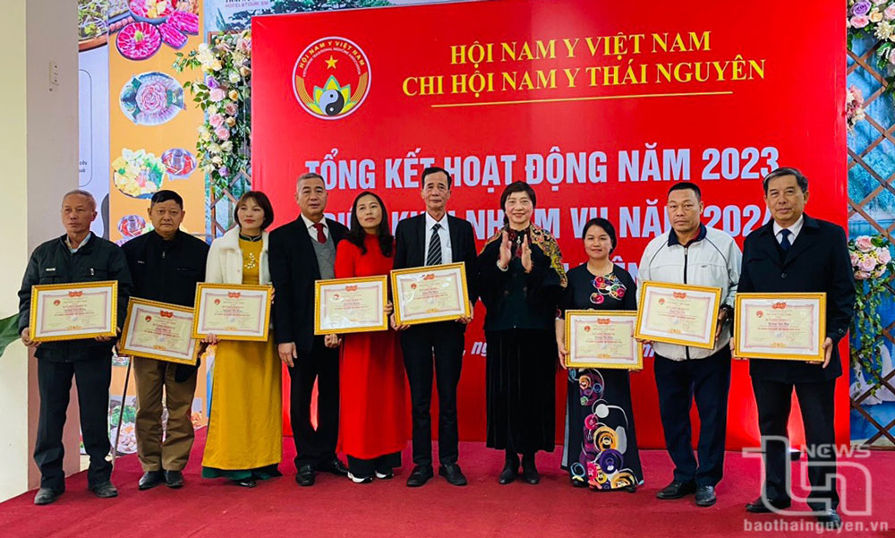 Chi hội Nam y tỉnh Thái Nguyên khen thưởng các hội viên xuất sắc năm 2023.
