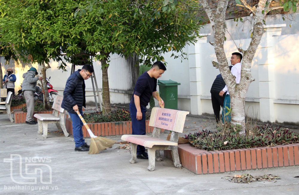 Cán bộ, đảng viên xã Điềm Mặc thường xuyên, tự giác quét dọn, vệ sinh khuôn viên trụ sở làm việc sau giờ hành chính.