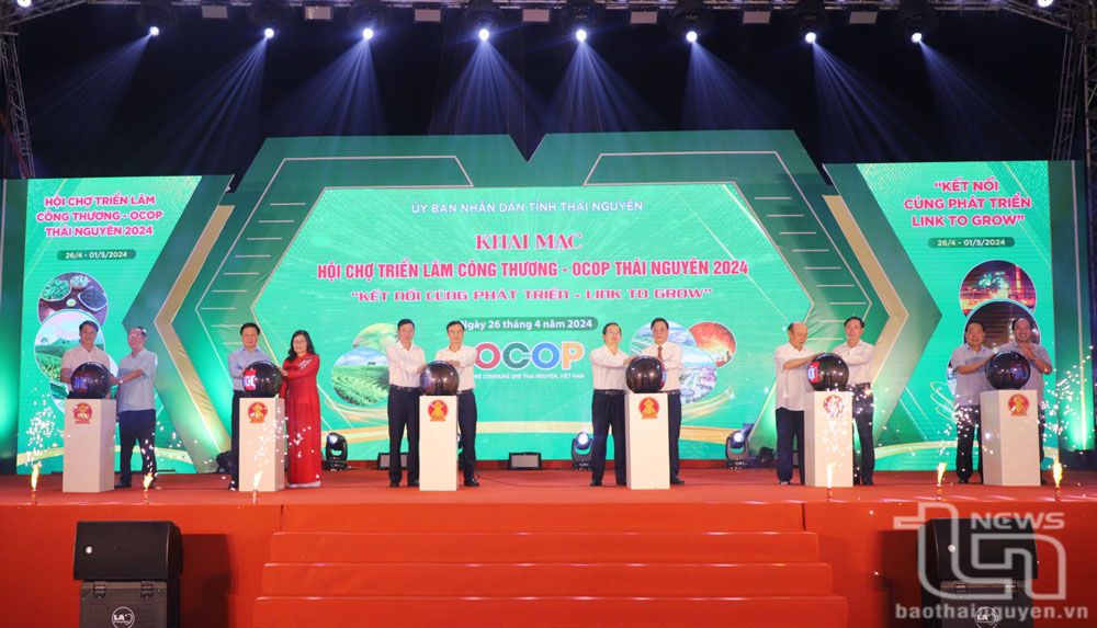 Các đại biểu thự hiện nghi thức khai mạc Hội chợ triển lãm Công thương - OCOP Thái Nguyên năm 2024.