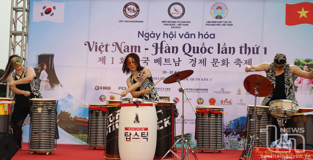 One highlight was a drum performance by artists from Korea at the event.