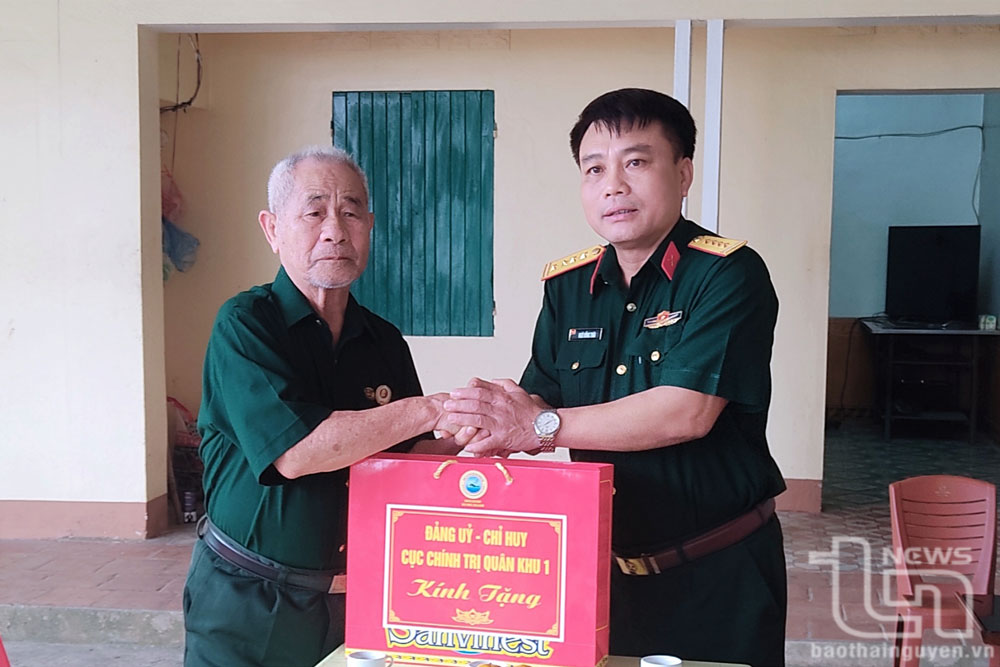Đại diện Cục Chính trị (Quân khu 1) tặng quà ông Nguyễn Trọng Lễ, ở tổ dân phố Hưng Thái, thị trấn Hóa Thượng (Đồng Hỷ). 