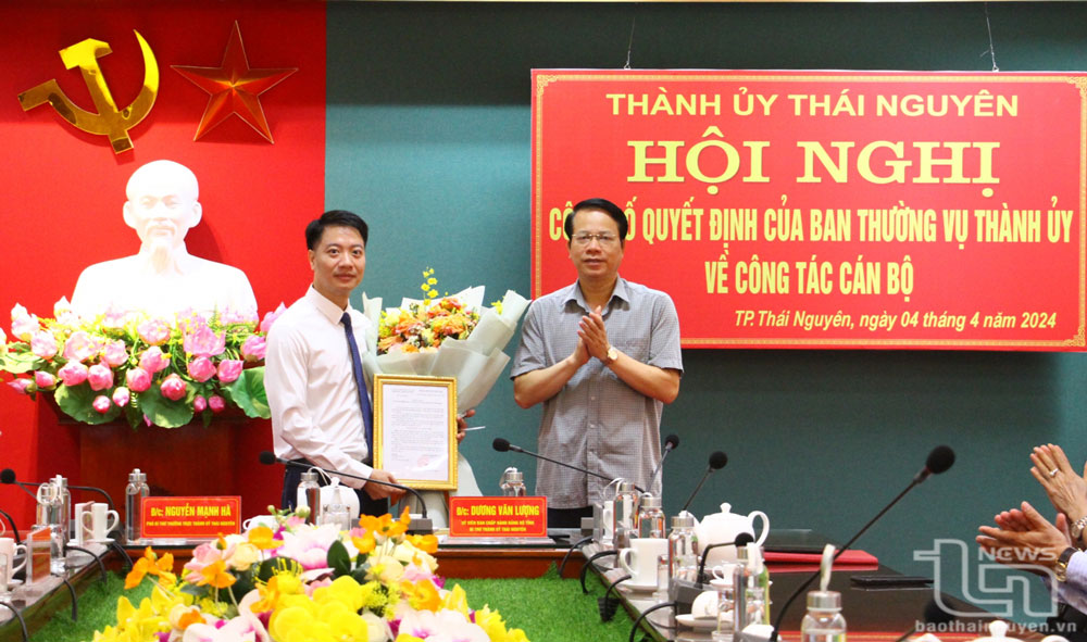 Đồng chí Dương Văn Lượng, Bí thư Thành ủy Thái Nguyên, trao Quyết định bổ nhiệm và chúc mừng tân Chánh Văn phòng Thành ủy Nguyễn Hữu Phan.