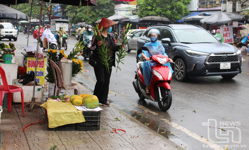 Tại tuyến đường Bến Oánh (TP. Thái Nguyên) vẫn còn nhiều trường hợp lấn chiếm vỉa hè, lòng đường để kinh doanh.