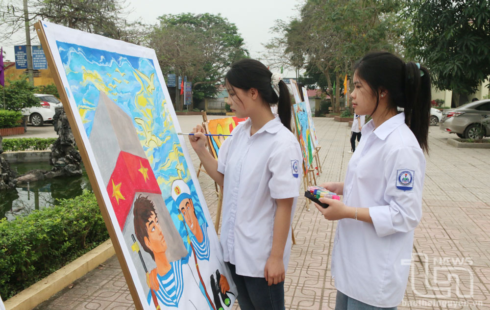 Học sinh Trường THPT Lương Phú tham gia vẽ tranh về biển, đảo Việt Nam.