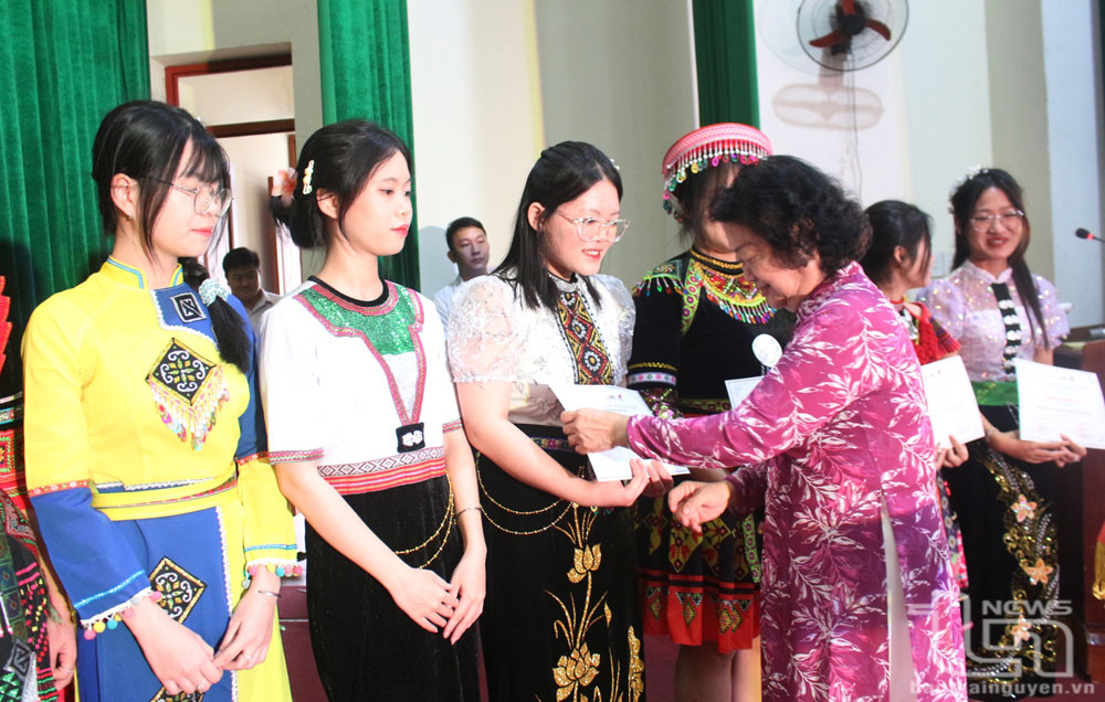 Nguyên Phó Chủ tịch nước Trương Mỹ Hoa trao học bổng cho nữ sinh dân tộc thiểu số.