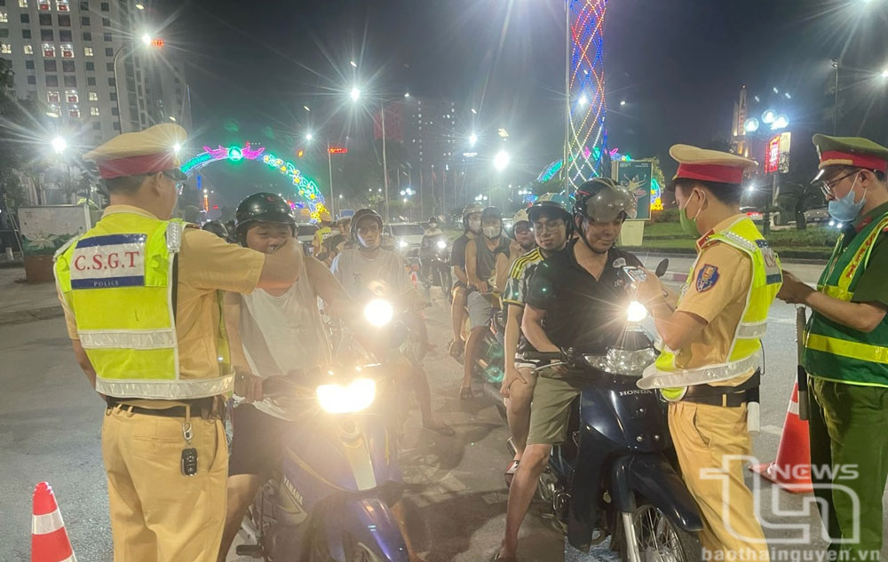  Cảnh sát giao thông kiểm tra nồng độ cồn trên tuyến đường Đội Cấn (TP. Thái Nguyên).