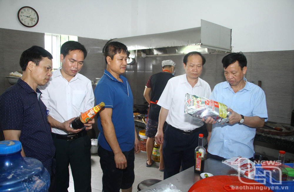 Đoàn kiểm tra liên ngành số 3 của tỉnh kiểm tra tại cơ sở kinh doanh dịch vụ ăn uống của gia đình ông Nguyễn Viết Sơn, tổ dân phố Yên Trung, phường Ba Hàng (TP. Phổ Yên).