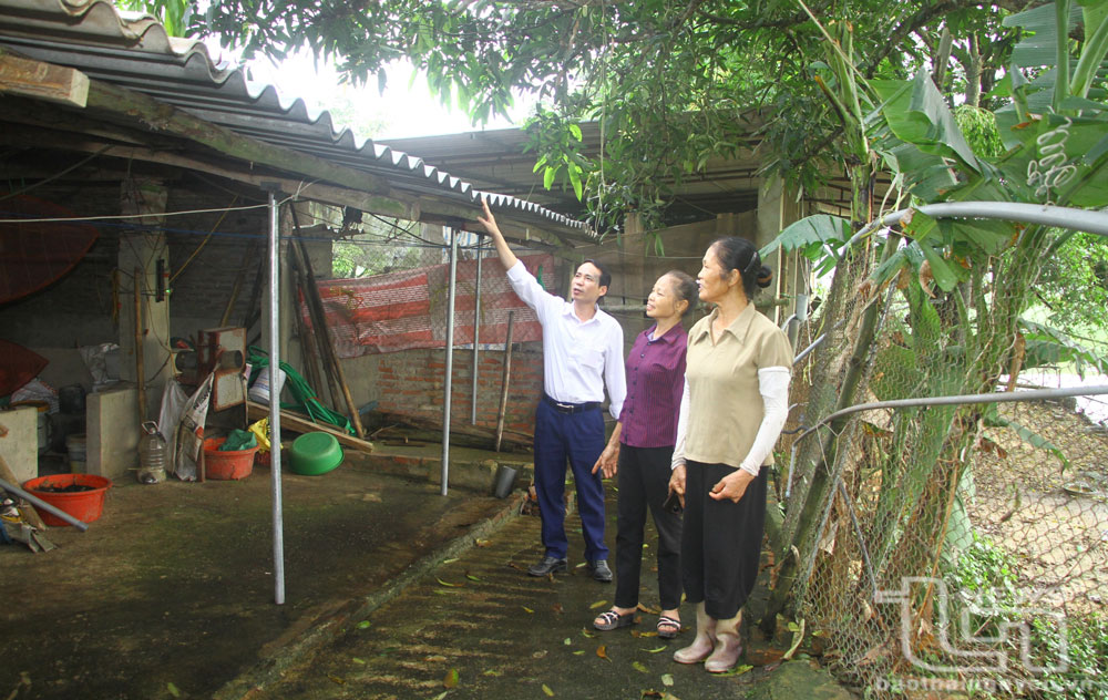 Trận dông lốc đêm 20-4 vừa qua đã khiến 3 công trình của gia đình bà Nguyễn Thị Hồng (xóm An Miên, xã Thành Công, TP. Phổ Yên) bị tốc mái, thiệt hại gần 10 triệu đồng. 