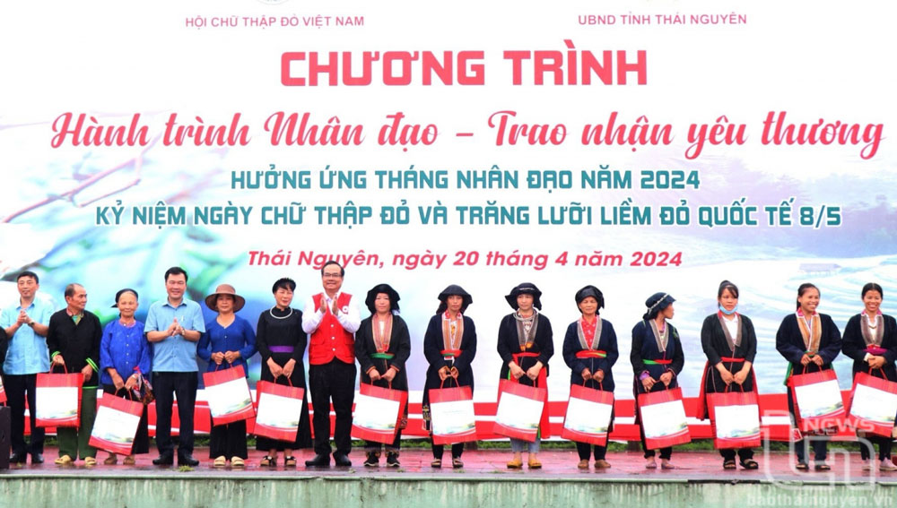 Lãnh đạo Trung ương Hội Chữ thập đỏ trao quà cho người dân huyện Định Hóa.
