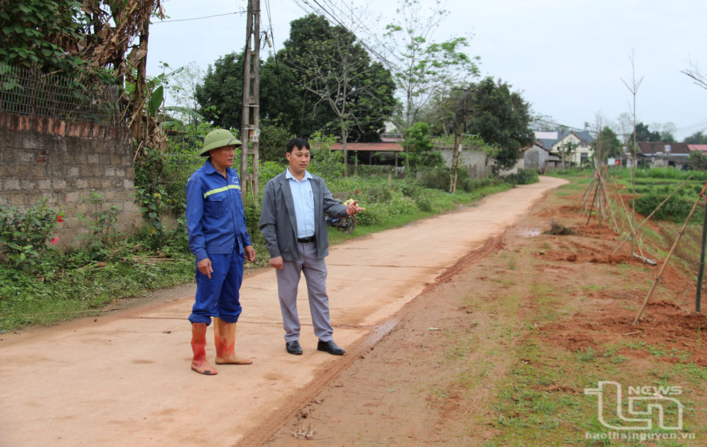 Xóm Hóa (xã Bảo Lý, Phú Bình) đã vận động 23 hộ hiến trên 2.000m2 đất để mở rộng đường giao thông.