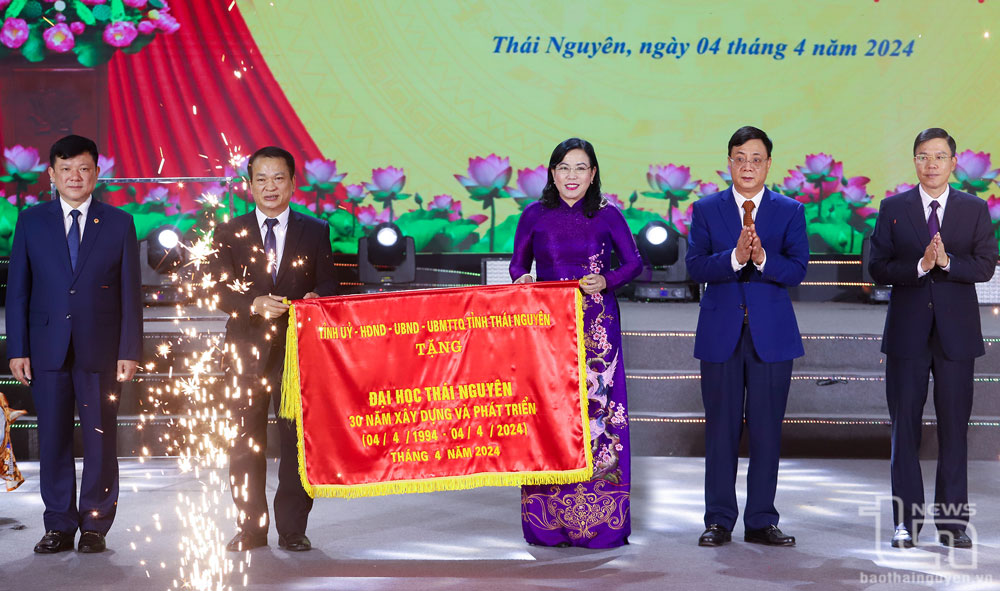 Đồng chí Bí thư Tỉnh ủy Thái Nguyên Nguyễn Thanh Hải và các đồng chí lãnh đạo tỉnh trao tặng Cờ lưu niệm cho Đại học Thái Nguyên.