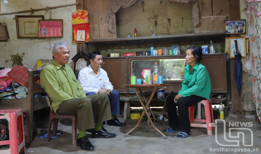 Cán bộ Hội Nạn nhân chất độc da cam thăm hỏi, động viên gia đình bà Phạm Thị Di.