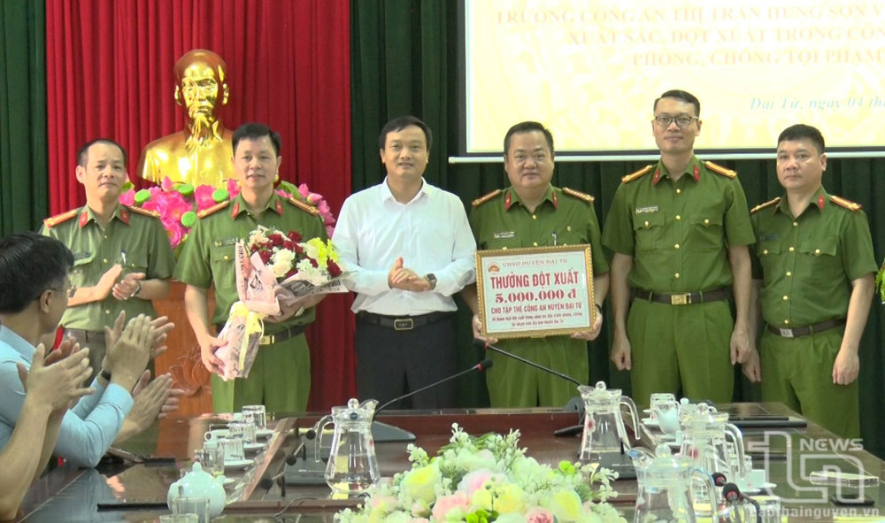 Chủ tịch UBND huyện Đại Từ trao thưởng cho tập thể Công an huyện.