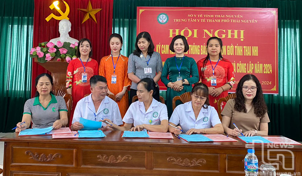 Trung tâm Y tế thành phố Thái Nguyên tổ chức cho các trạm y tế, cơ sở y tế tư nhân (hoạt động trong lĩnh vực sản khoa, chẩn đoán hình ảnh) ký cam kết không thông báo, lựa chọn giới tính thai nhi dưới mọi hình thức.